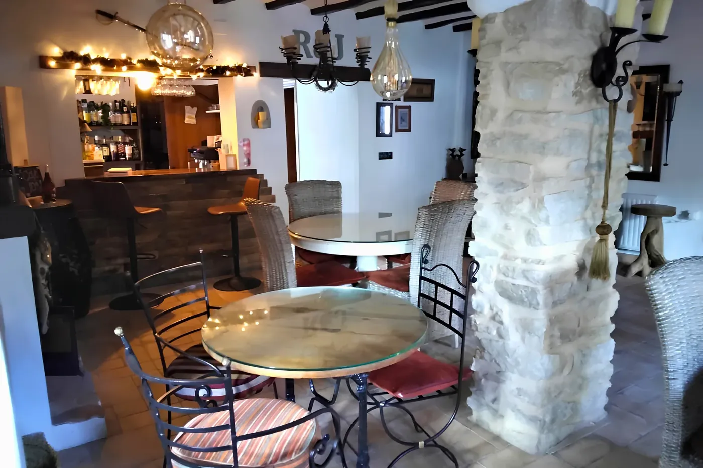 Inside the bar at Casa Blanca: the counter, the stone pillar and tables ready