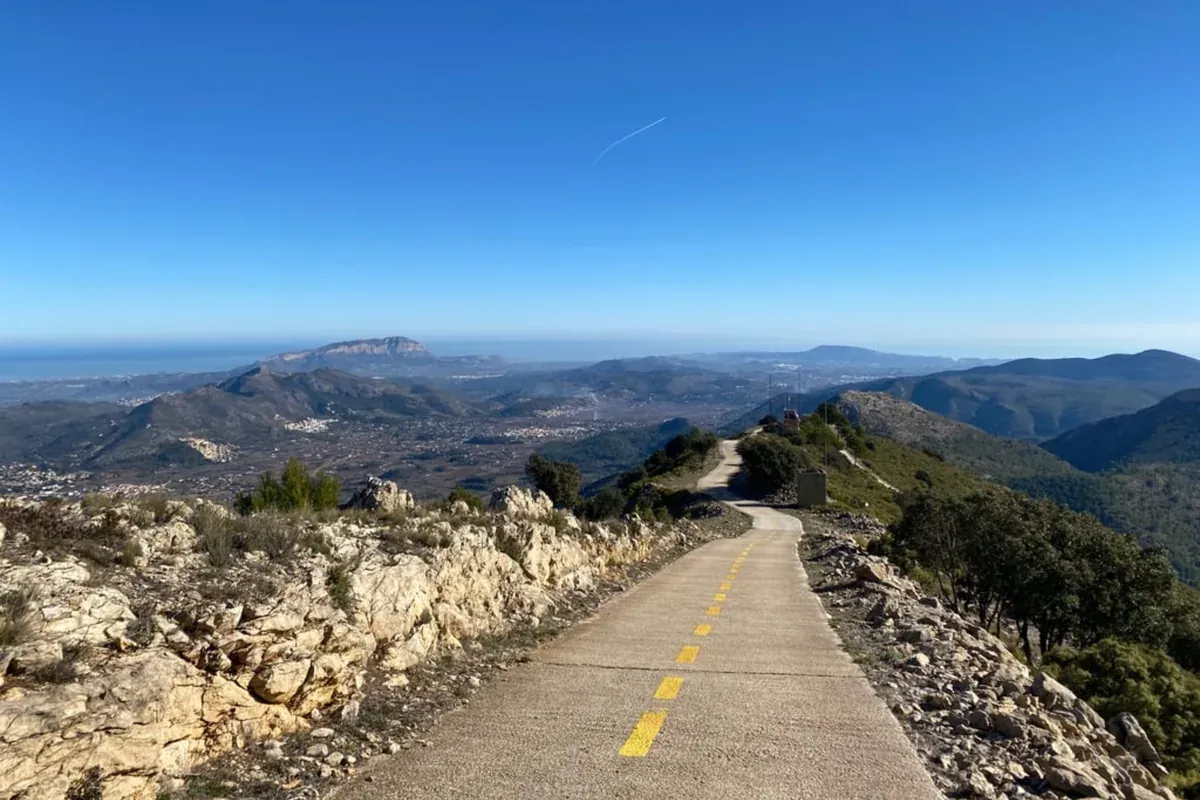 The narrow concrete road along the ridge to Tossal dels Diners
